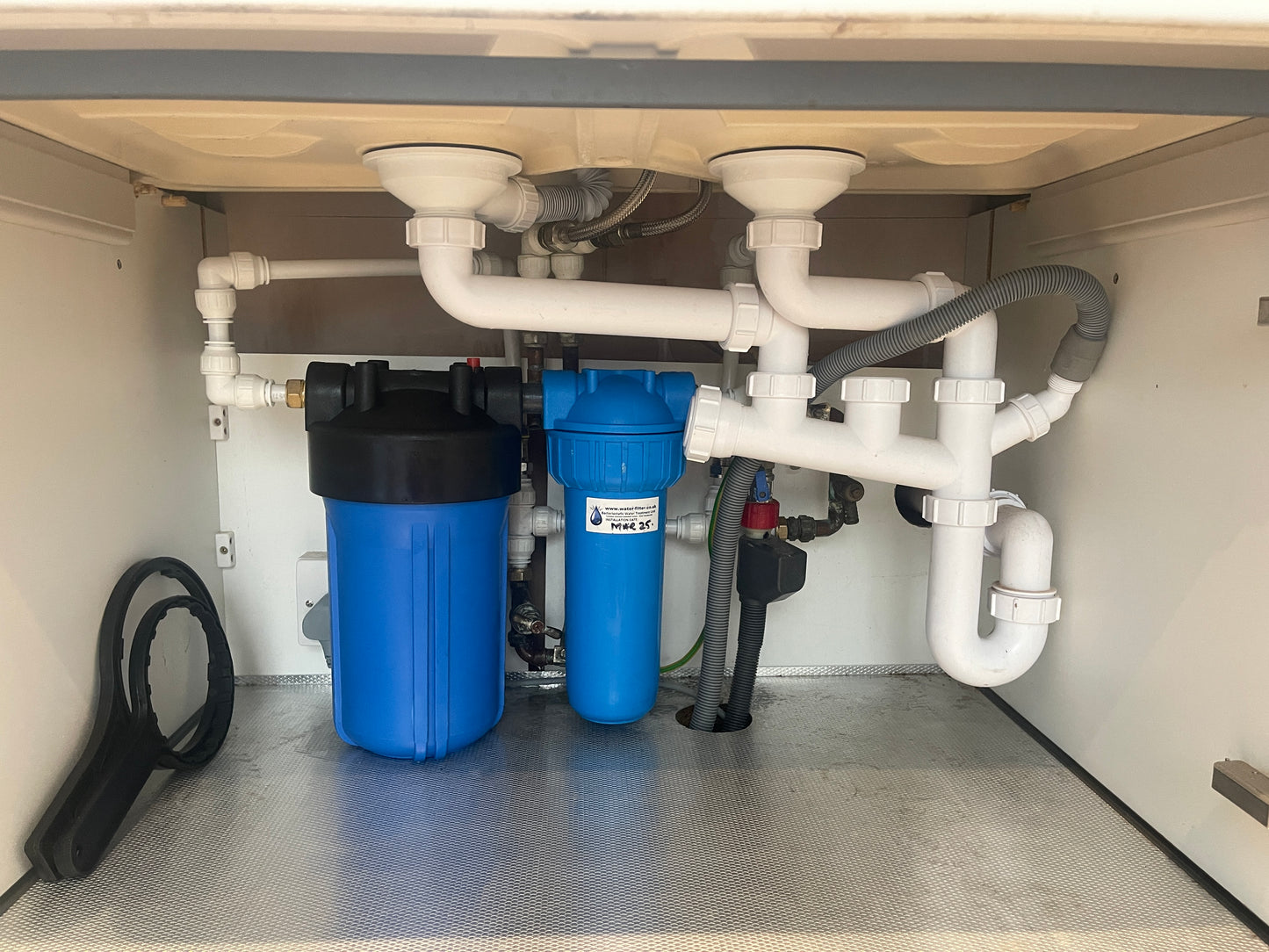 High usage under-sink water filtration system with Prefilter