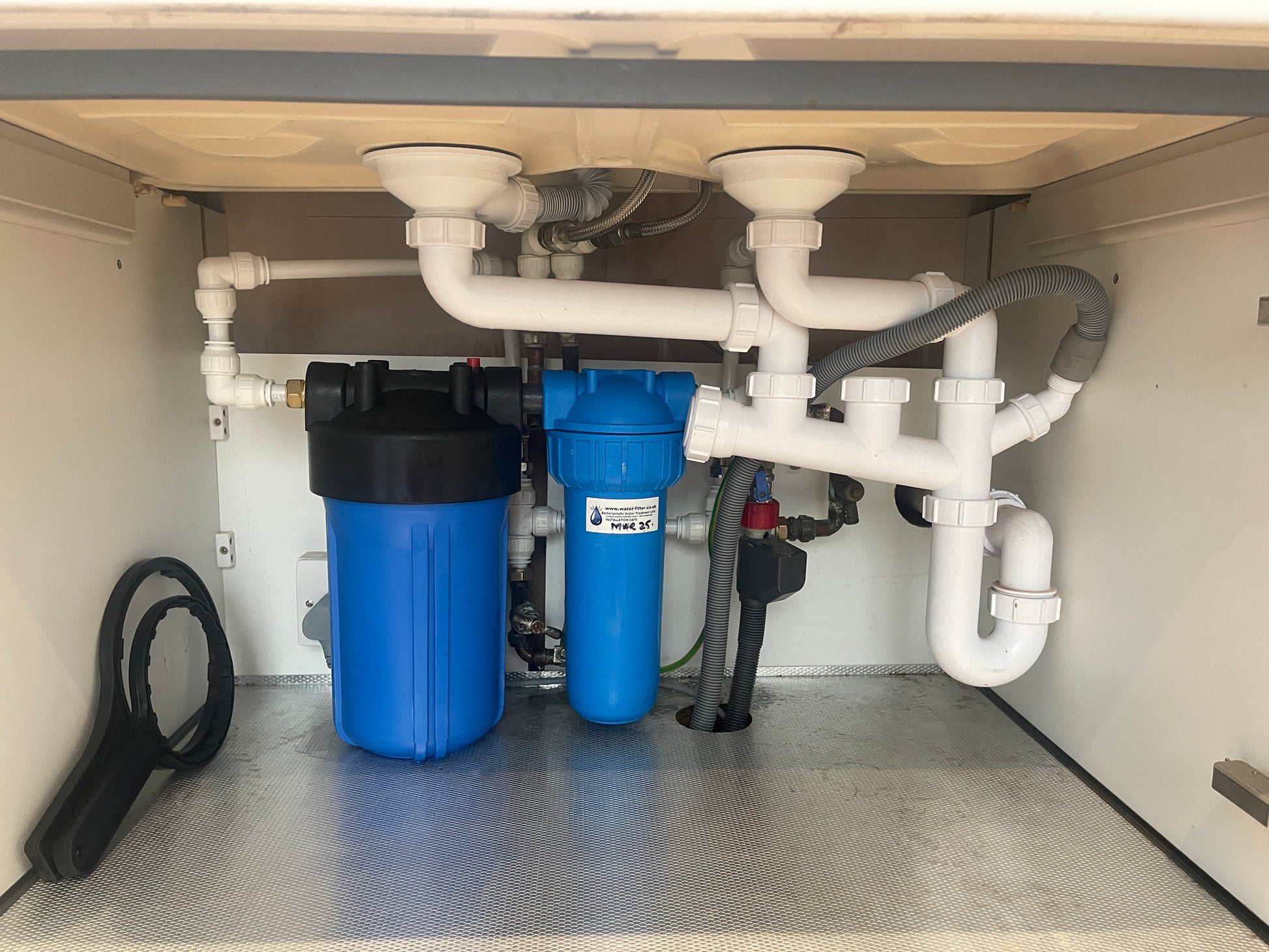 High usage under-sink water filtration system with Prefilter